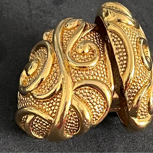 Jose Barrera for AVON Vintage Gold Tone Clip Earrings - Picture 1 of 13